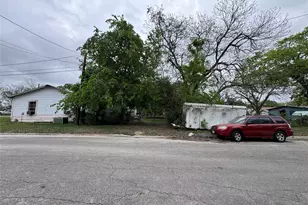 402 Laredo St, Lockhart, TX 78644 - Photo 3