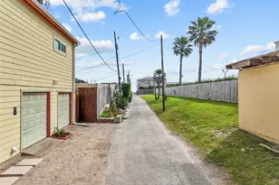 1725 Avenue O, Galveston, TX 77550 - Photo 23