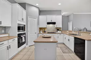 9702 Inwood Cir, Baytown, TX 77523 - Photo 11