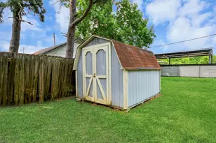 114 N Holmes St, La Porte, TX 77571 - Photo 35