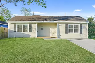 702 S Nugent St, La Porte, TX 77571 - Photo 1