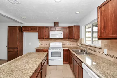 10131 Kent Towne Ln, Sugar Land, TX 77498 - Photo 7