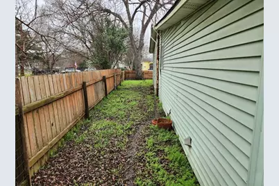 604 Juarez Street, Lockhart, TX 78644 - Photo 3