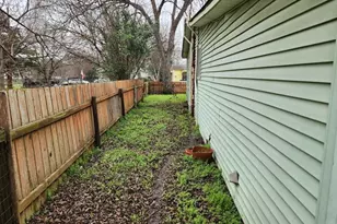 604 Juarez St, Lockhart, TX 78644 - Photo 3