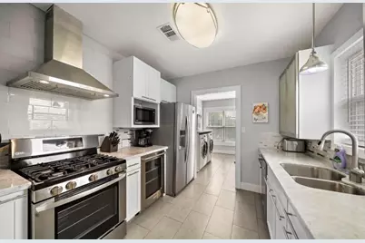 1633 Castle Court, Houston, TX 77006 - Photo 13