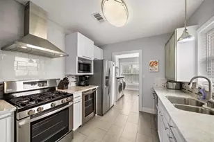 1633 Castle Ct, Houston, TX 77006 - Photo 13