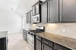 637 Maple Point Dr E, Conroe, TX 77301 - Photo 15