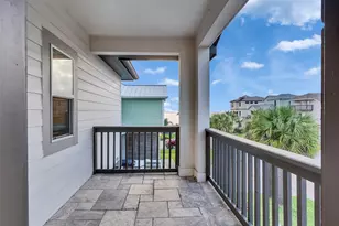 425 Amanda Cir, Tiki Island, TX 77554 - Photo 17