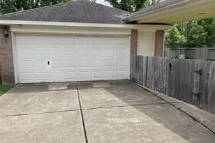 14011 Sandy Springs Ln, Sugar Land, TX 77498 - Photo 3