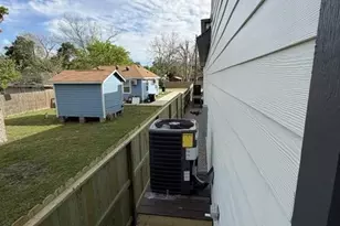 1422 W Willis St, Alvin, TX 77511 - Photo 7