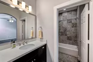 2424 Couch St, Houston, TX 77008 - Photo 9