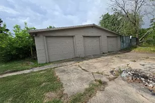 208 S 6th St, Highlands, TX 77562 - Photo 13