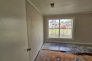 208 S 6th St, Highlands, TX 77562 - Photo 7