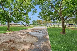 142 Happy Hollow St, Alvin, TX 77511 - Photo 5