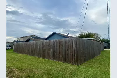 221 E Defee Avenue, Baytown, TX 77520 - Photo 33