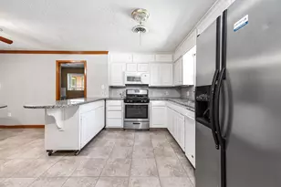 5813 Russell Ln, Baytown, TX 77521 - Photo 5