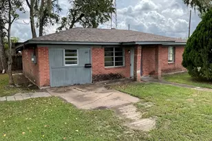 609 W 6th St, Sweeny, TX 77480 - Photo 1