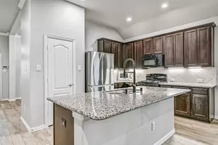 305 Bordeaux Ct, Alvin, TX 77511 - Photo 5