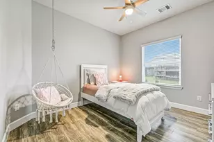 305 Bordeaux Ct, Alvin, TX 77511 - Photo 17