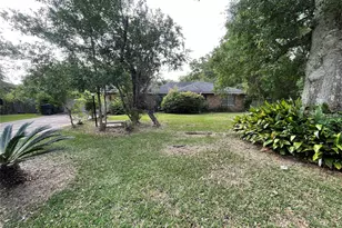6700 Howe St, Groves, TX 77619 - Photo 3