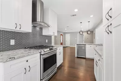 2102 Lazybrook Drive, Houston, TX 77008 - Photo 9