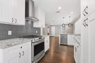 2102 Lazybrook Dr, Houston, TX 77008 - Photo 9