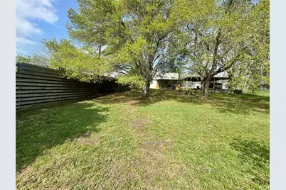 706 West Street, Yoakum, TX 77995 - Photo 43