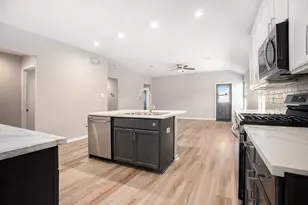 4027 Spurwing Ln, Baytown, TX 77521 - Photo 13