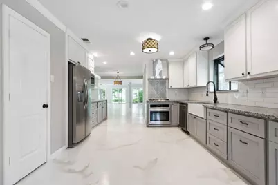 570 Roanoke Drive, Conroe, TX 77302 - Photo 9