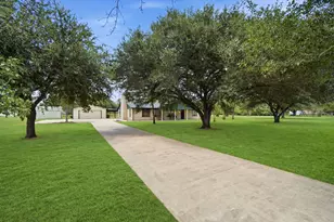 2243 Green Meadows Dr, Sealy, TX 77474 - Photo 5