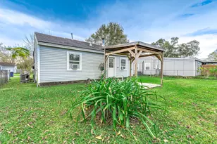 745 Kyle St, Angleton, TX 77515 - Photo 17