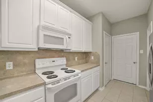 171 N Burberry Park Cir, The Woodlands, TX 77382 - Photo 9