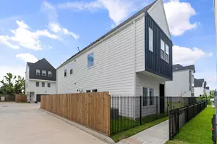 8302 Springwood Cyn Ln, Houston, TX 77055 - Photo 3