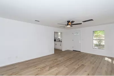 211 W South Street, Alvin, TX 77511 - Photo 17
