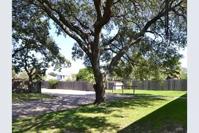 1867 Florida Drive, Seabrook, TX 77586 - Photo 9