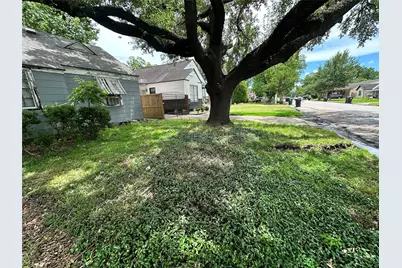 2015 Des Jardines Street, Houston, TX 77023 - Photo 9