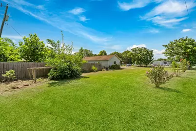 401 Lee Avenue, Anahuac, TX 77514 - Photo 5