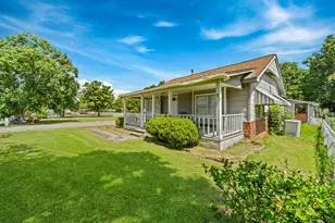 401 Lee Ave, Anahuac, TX 77514 - Photo 3