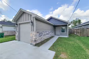216 W Live Oak St, Angleton, TX 77515 - Photo 1
