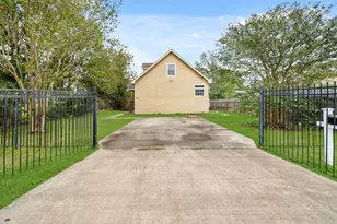 4819 Mallow St, Houston, TX 77033 - Photo 37