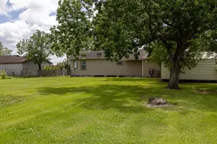 402 8th St, Van Vleck, TX 77482 - Photo 3