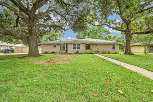 115 Southern Oaks Dr, Lake Jackson, TX 77566 - Photo 1