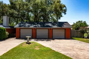407 E Austin Ave, Palacios, TX 77465 - Photo 3