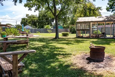 407 E Austin Avenue, Palacios, TX 77465 - Photo 21