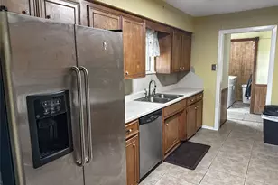 407 E Austin Ave, Palacios, TX 77465 - Photo 9