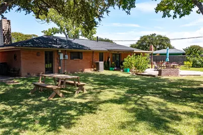 407 E Austin Avenue, Palacios, TX 77465 - Photo 17