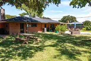 407 E Austin Ave, Palacios, TX 77465 - Photo 17