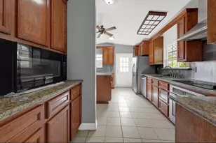 610 12th St, Dickinson, TX 77539 - Photo 15
