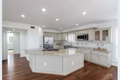 915 Tiki Drive, Tiki Island, TX 77554 - Photo 9