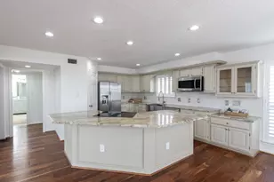 915 Tiki Dr, Tiki Island, TX 77554 - Photo 9